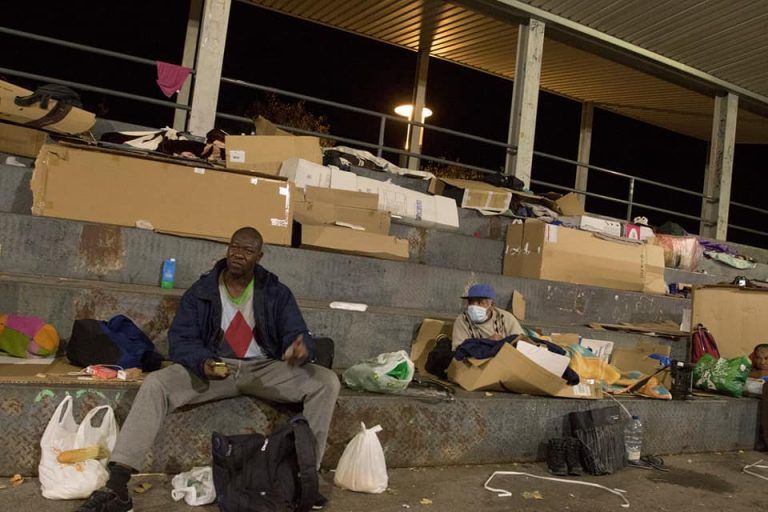 Emigrantes durmiendo al raso