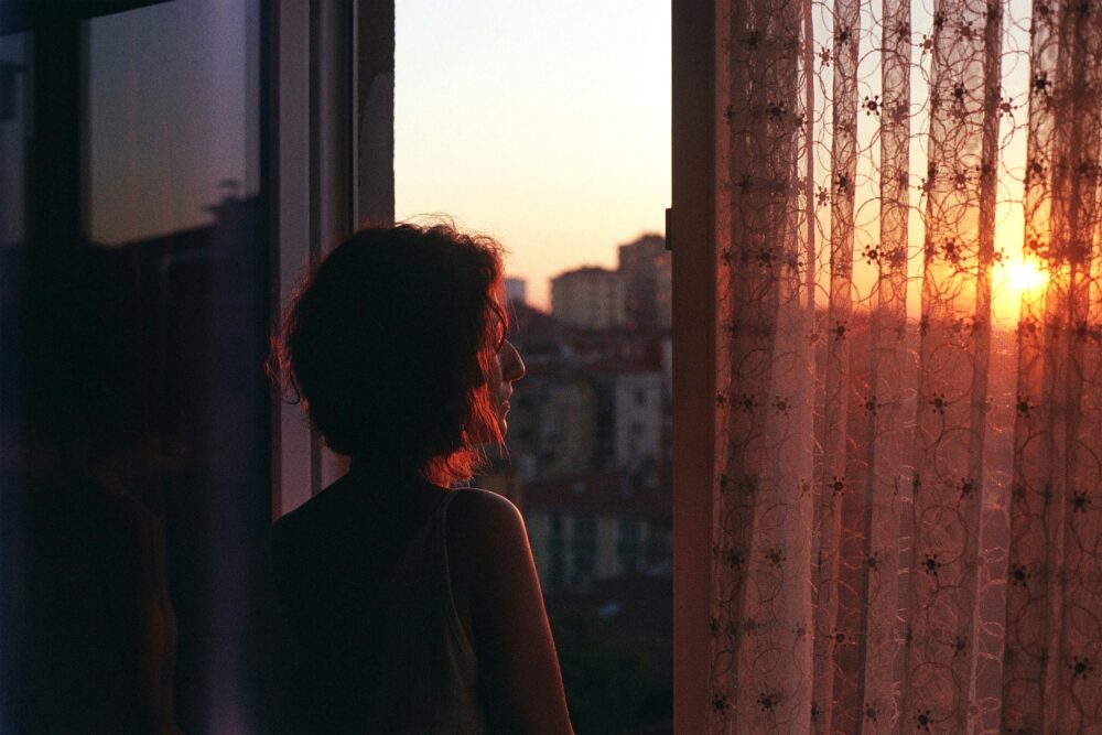 Mujer mira al horizonte